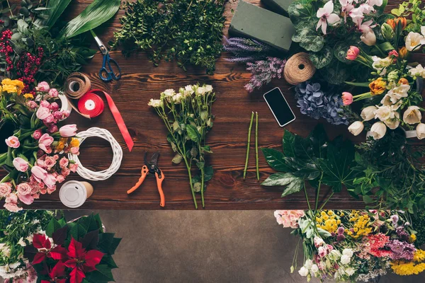 花屋テーブルの白いバラのトップ ビュー  — 無料ストックフォト