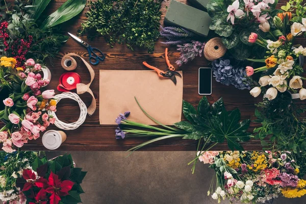 テーブルの上 紙や装飾花束のためのツールのトップ ビュー — ストック写真