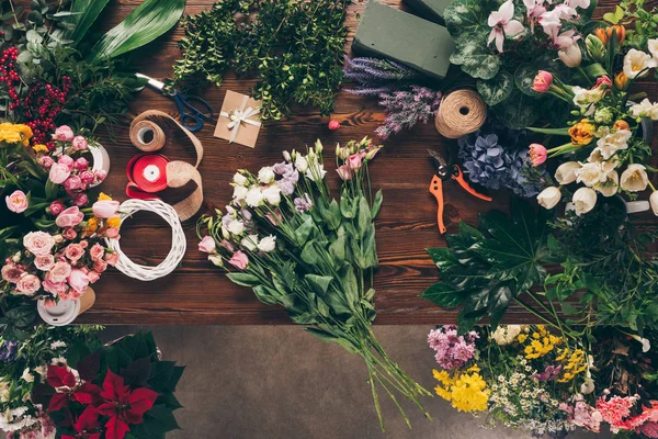 Gül Buketi Çiçekçi Masada Yukarıdan — Stok fotoğraf