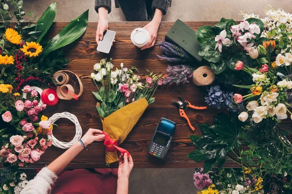 고객에 꽃다발을 만드는 이미지를 — 스톡 사진