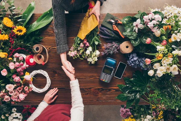 Imagem Cortada Florista Cliente Apertando Mãos — Fotografia de Stock