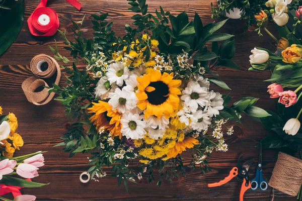 Bovenaanzicht Van Boeket Van Bloemen Houten Tafel — Stockfoto