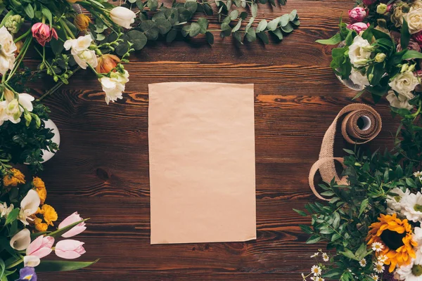 Vue Dessus Feuille Papier Vide Sur Table Fleuriste — Photo