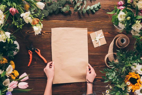 Imagem Cortada Florista Segurando Folha Vazia Papel Mãos — Fotografia de Stock