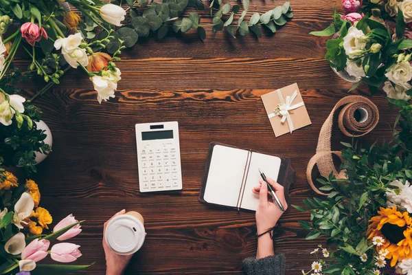 Beskuren Bild Florist Skriva Ner Något Till Anteckningsbok — Stockfoto