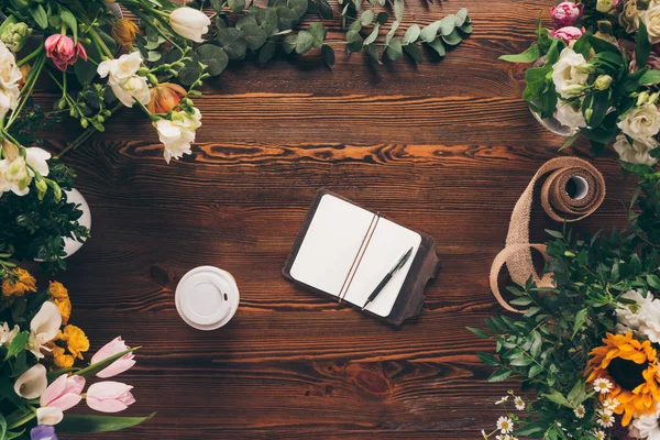 Top View Notebook Pen Wooden Florist Table — Stock Photo, Image