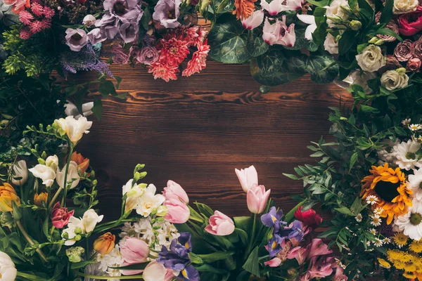 Draufsicht Auf Gestell Aus Farbigen Blumen Auf Holztisch — Stockfoto