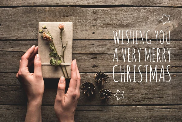 Mujer sosteniendo regalo de Navidad — Foto de Stock