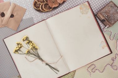 çiçek ve kopya alanı ile açılan kitap Üstten Görünüm