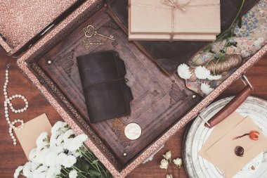 nesnelerin üzerine ahşap arka plan ile açılan vintage bavul Üstten Görünüm