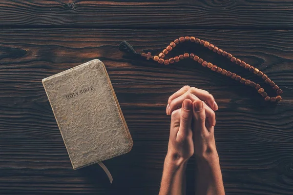 Levágott Kép Asztal Rózsafüzér Szent Biblia Imádkoznak — Stock Fotó