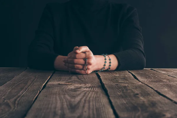 Geschnittenes Bild Einer Nonne Die Mit Rosenkranz Tisch Sitzt Und — Stockfoto