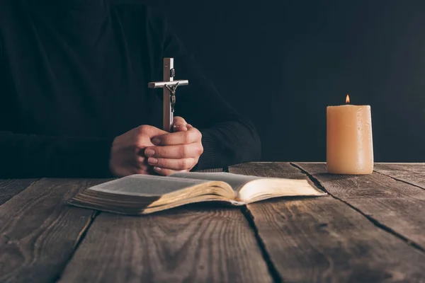 Imagem Cortada Cristão Sentado Com Cruz Nas Mãos — Fotografia de Stock