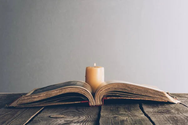 Offene Bibel Mit Kerze Auf Holztisch — Stockfoto