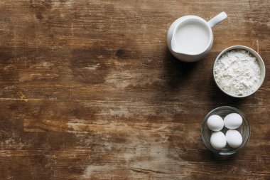 pasta için malzemeler ahşap masa üzerinde yukarıdan
