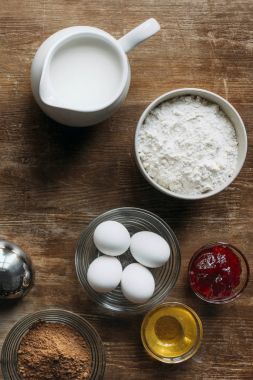 pasta için malzemeler ahşap masa üzerinde yukarıdan