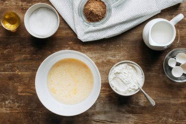 ahşap masa pasta kompozisyonu için malzemelerin Üstten Görünüm