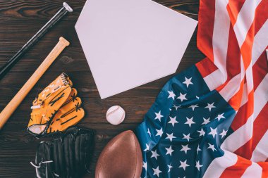 Amerikan bayrağı ve ahşap masa hakkında boş kağıt Spor donatımı