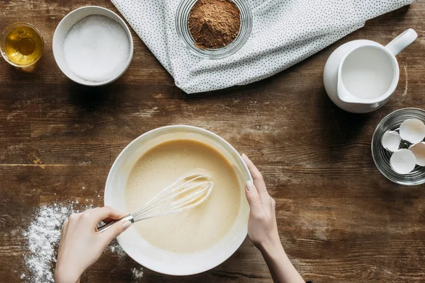 Plan Recadré Femme Fouettant Des Ingrédients Pour Cuisson Des Crêpes — Photo