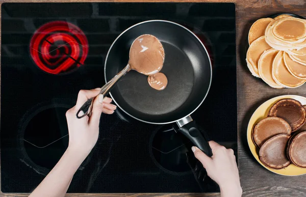 Potret Wanita Menggoreng Pancake Coklat — Stok Foto
