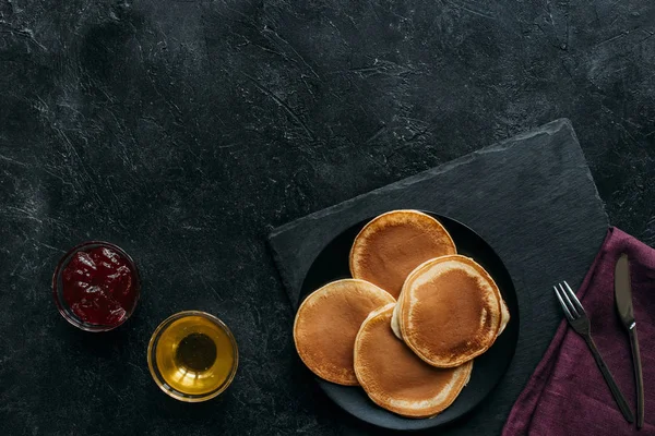 Top View Pancakes Jam Maple Syrup Black Concrete Surface — Stock Photo, Image