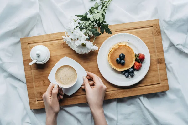 Foto Recortada Mujer Desayunando Con Panqueques Café Cama — Foto de Stock