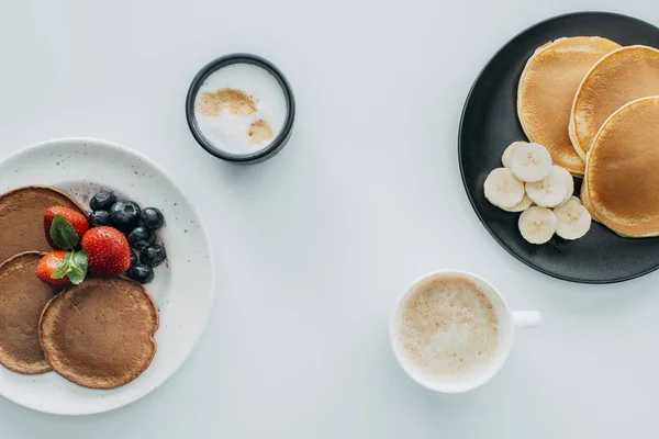 Blick Von Oben Auf Leckeres Frühstück Für Zwei Mit Pfannkuchen — Stockfoto