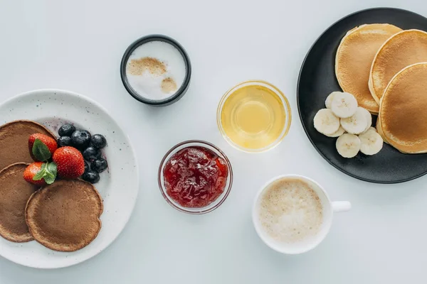 Vedere Sus Micul Dejun Pentru Două Clătite Cafea Masă Albă — Fotografie, imagine de stoc