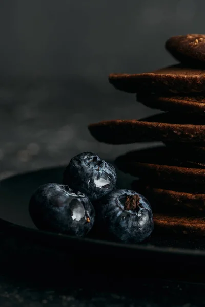 Nahaufnahme Von Frischen Blaubeeren Mit Gestapelten Schokoladenpfannkuchen — kostenloses Stockfoto