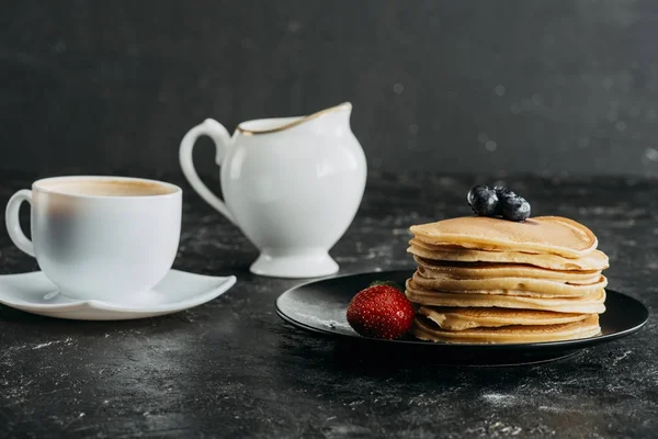 Teller Mit Leckeren Gestapelten Pfannkuchen Mit Tasse Kaffee — Stockfoto