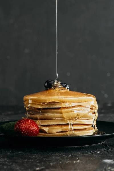 Close Shot Maple Syrup Pouring Stacked Pancakes — Stock Photo, Image