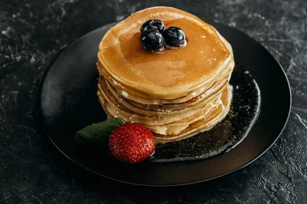 Στοίβα Από Pancakes Φρεσκοτριμμένο Υποστηρίζεται Μούρα Στον Μαύρο Πίνακα — Φωτογραφία Αρχείου