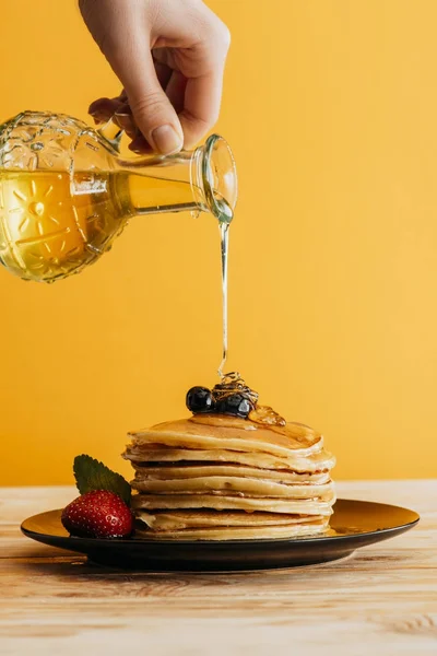 Beskurna Skott Person Hälla Lönnsirap Bunt Pannkakor — Stockfoto