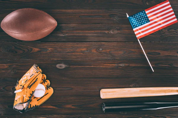 Flagge Rugbyball Baseballschläger Und Handschuh Mit Ball Auf Holztisch — Stockfoto