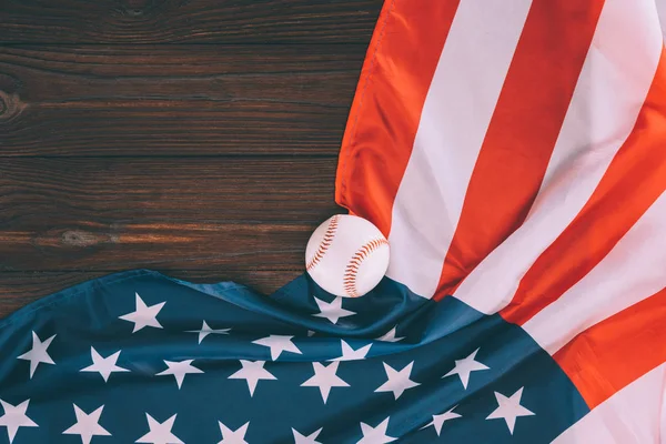 Ovanifrån Baseball Bollen Och Amerikanska Flaggan Träbord — Stockfoto