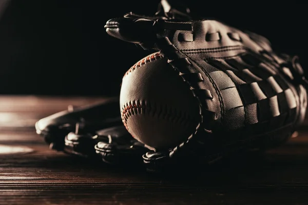 Vista Cerca Bola Béisbol Cuero Guante Mesa Madera —  Fotos de Stock