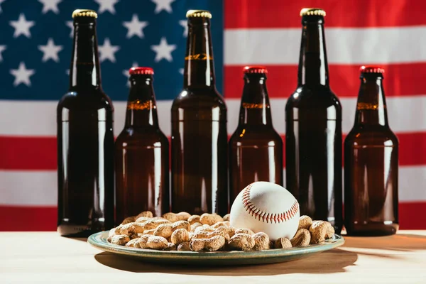 Vista Close Bola Beisebol Placa Com Amendoins Garrafas Cerveja Com — Fotografia de Stock