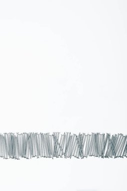 Düzenlenmiş metal çerçeve çivi üzerine beyaz izole kopya alanı ile Üstten Görünüm