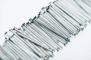 metal çerçeve çivi üzerine beyaz izole görünümünü kapat