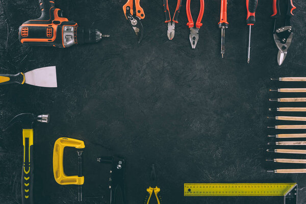 вид сверху на комплект механического оборудования на темном столе
