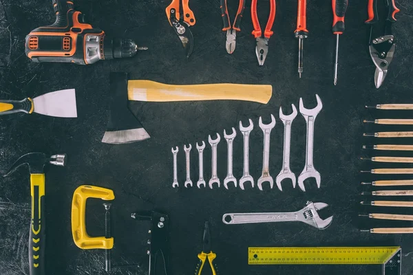 Flat Lay Axe Various Arranged Carpentry Equipment Dark Surface — Free Stock Photo