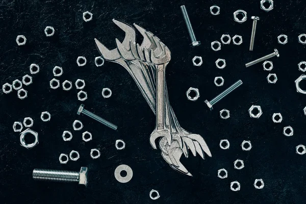 Flat Lay Metal Wrenches Screws Clinchers Dark Surface — Free Stock Photo