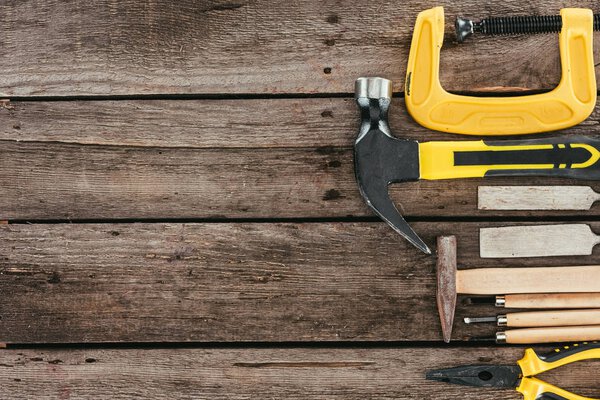 вид деревообрабатывающего оборудования на деревянный стол
