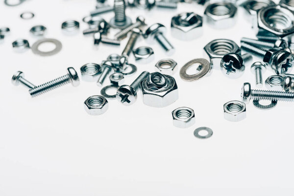 закрытый вид на металлические шнурки и капсулы, изолированные на белом
