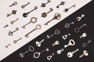 siyah ve beyaz arka plan üzerinde farklı vintage tuşlarının Üstten Görünüm