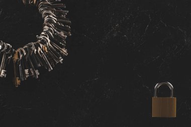 yığın farklı metal anahtarlar kilit ile üstten görünüm siyah masada