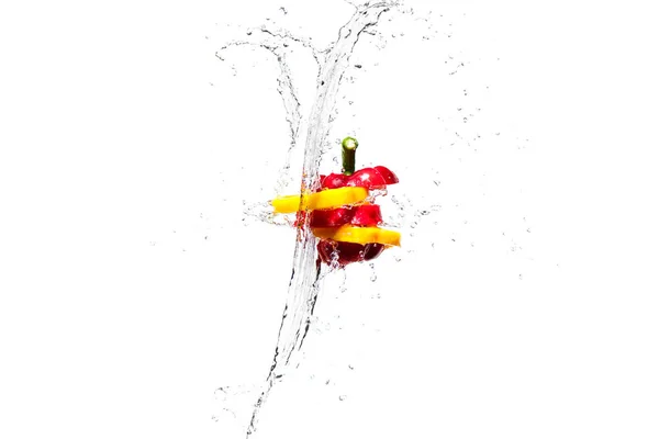 Červené Žluté Papriky Výsečí Vodě Tryskající Izolované Bílém — Stock fotografie