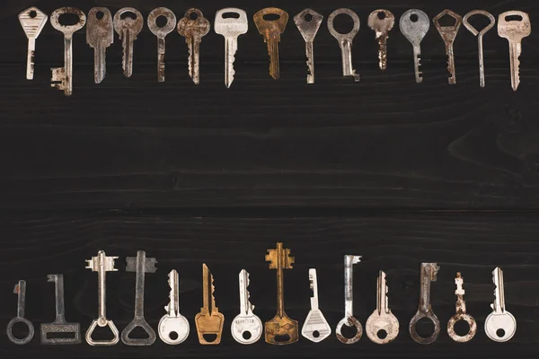 Ansicht Von Vintage Schlüsselrahmen Auf Schwarzem Tisch — Stockfoto