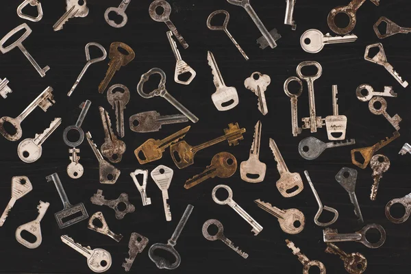Farklı Metal Anahtarlar Üstten Görünüm Siyah Masada — Stok fotoğraf