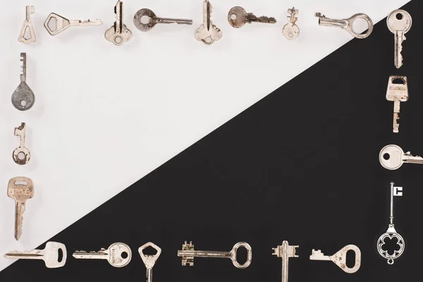 Top View Different Vintage Keys Frame Black White Background — Stock Photo, Image